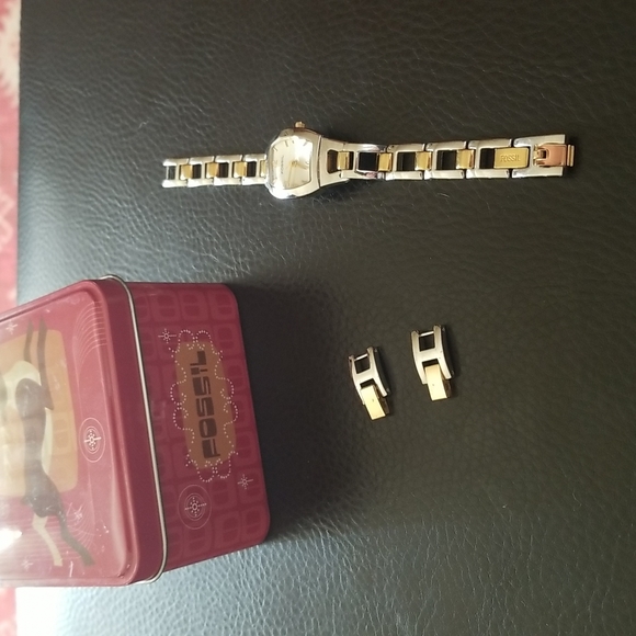 Women's Fossil two tone wrist watch - Picture 7 of 8